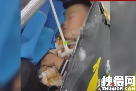 孩子赤腳在爸爸外賣箱里熟睡 原因竟是這樣實(shí)在太心酸了
