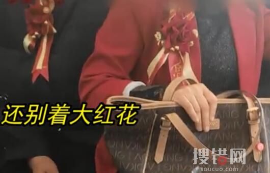 送女兒出嫁后父母擠公交回家 原因竟是這樣簡直太崩潰了