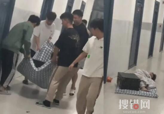 男生打呼嚕太吵被室友抬至樓 原因竟是這樣簡直太無語了