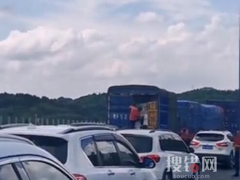 貨車主人遇堵車原地開箱賣水果 網(wǎng)友:生意人頭腦就是好使