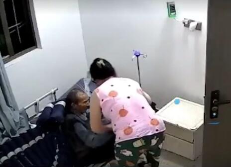 94歲老人疑遭護工推倒撞地當天去世 背后真相實在是令人意外