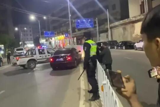 廣東兩男子沖卡撞警車 逃逸后被抓 真相曝光實在是驚人