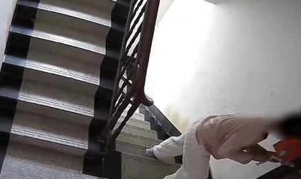 女子在門縫發(fā)現(xiàn)針頭 背后原因揭秘直接讓人傻眼